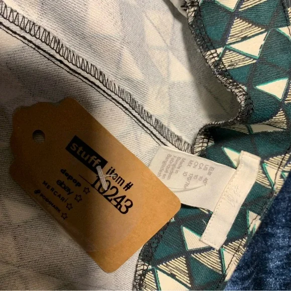 H&M Women's Leggings with Green and Cream Geometric Pattern (item#10243) - Picture 5 of 7